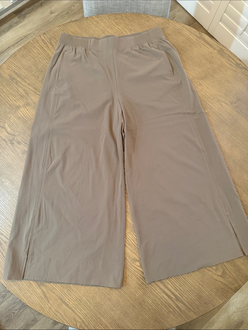 Lululemon Stretch Woven High-Rise Wide-Leg Cropped Pant
Womens XL Taupe Yoga